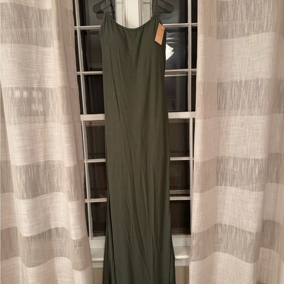 Elegant Olive Green Maxi Dress w/ shapewear - Picture 4 of 6